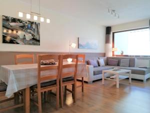 温特贝格Ferienwohnung "Winternest" in Winterberg Zentrum的客厅配有桌子和沙发