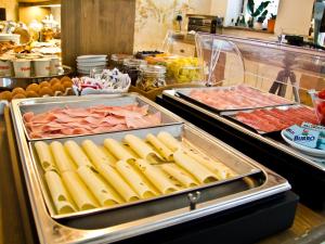 夸尔托达尔蒂诺安布拉酒店的包括不同种类肉类和奶酪的自助餐