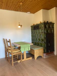 黑林山区舍瑙Ferienwohnung Traumblick的一间带桌椅和壁炉的用餐室
