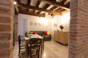 威尼斯Ca' del Pittor Apartments的客厅配有桌子和沙发