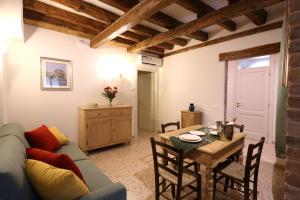 威尼斯Ca' del Pittor Apartments的客厅配有沙发和桌子