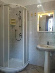费拉约港阿里泰公寓的带淋浴和盥洗盆的浴室