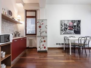 米兰MilanRentals - Vigliani Apartments的厨房配有桌子和冰箱