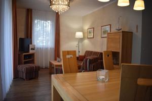 巴贝Villa Carina "Carina`s 912"的客厅配有沙发和桌椅