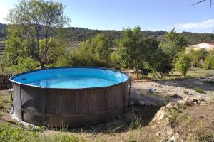 Casa Rural en el Matarraña.内部或周边的泳池