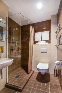 塔林City Yard Inn Hotel的浴室配有卫生间、淋浴和盥洗盆。