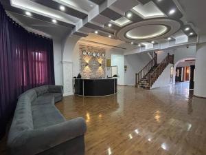 塔什干Al Arda Avenue的带沙发和舞台的大型客厅