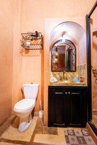 马拉喀什Riad ViewPoint的一间带卫生间、水槽和镜子的浴室
