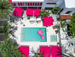 圣徒皮特海滩The Saint Hotel的享有游泳池的顶部景致,拥有粉红色点缀