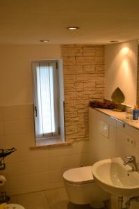 特伦特Feriendomizil "Anker" H 2的一间带水槽和卫生间的浴室以及窗户。