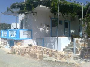 凯法洛斯迪奥尼西亚一室公寓的前面有蓝色标志的房子