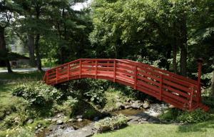 GlenwoodFox & Bear Lodge的花园中一条红桥
