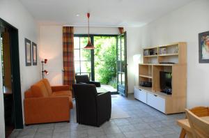 Neu KlockenhagenFerienwohnung "Wismar"的客厅配有沙发椅和电视