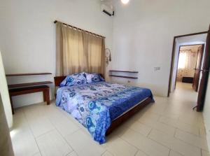 里奥圣胡安Relax On The Caribbean的一间卧室配有一张带蓝色棉被的床