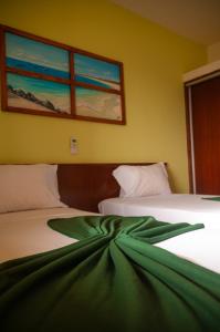 圣玛丽亚Misturod - Holiday Apartments的两张位于酒店客房的床,上面有绿 ⁇ 