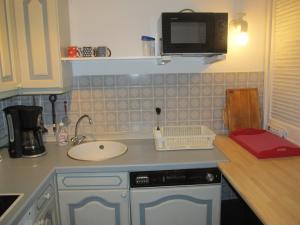 特拉弗明德Albatros的一间带水槽和微波炉的小厨房