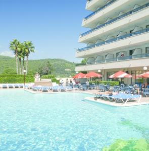马尔格莱特德玛托皮克公园酒店的一个带游泳池和椅子的度假胜地和一座建筑