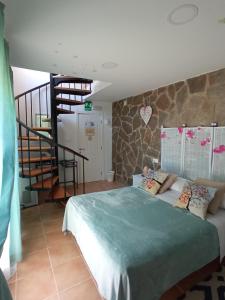 Casas de CuadraPensión Isla - Couples Only的一间带大床和楼梯的卧室