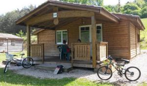 Thenon勒维朵耶恩露营地的小木屋前方停放着两辆自行车