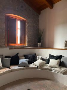 CabrianasCa La Gràcia的靠窗的沙发及枕头