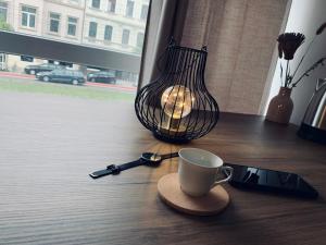 汉诺威HR RoomS的一杯咖啡和一张桌子上的手机