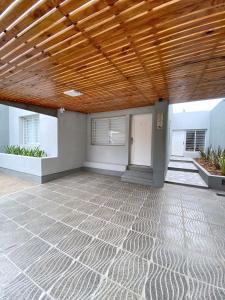 玛利亚镇La Pedrera Apart的一座带木制天花板和木地板的空庭院