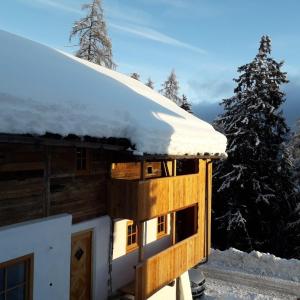 圣洛伦佐-迪塞巴托Ringgelinhof Onach的雪覆盖的小屋,有雪覆盖的屋顶