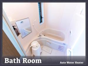 东京BLOSSOM - Vacation STAY 37307v的一间带卫生间、盥洗盆和浴室的浴室