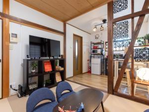 东京BLOSSOM - Vacation STAY 37307v的客厅配有蓝色的椅子和桌子