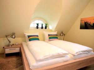 奥斯特巴德里克Ferienhaus Gecko的带阁楼的客房内的两张床