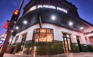 悉尼Dunkirk Hotel Pyrmont的前面有红红红交通灯的建筑