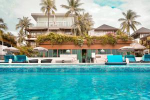 奎武里奎布里德凡达拉海滩别墅酒店的酒店前的游泳池