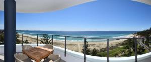 黄金海岸X Kirra Apartments的享有海滩美景的阳台