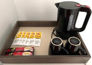 旧金山Golden Gate Park Suite的一个带咖啡壶和一些小吃的托盘