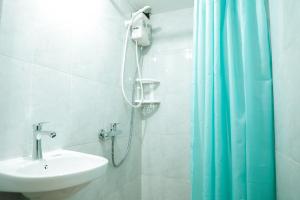 科罗尔Yogi Dives B&B的带淋浴和盥洗盆的浴室