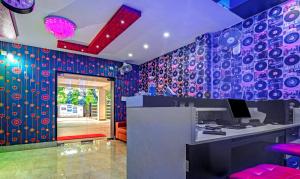 布巴内什瓦尔Treebo Trend The Bollywood的办公室,设有蓝色和红色的墙壁,配有书桌