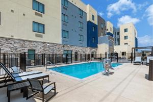 Staybridge Suites Waco South - Woodway, an IHG Hotel内部或周边的泳池