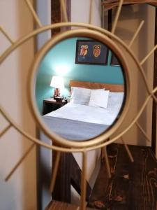 切佩拉雷EskiZ - Our stone home的一间卧室配有一张床和镜子