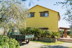 韦扎诺利古雷Ara dei Pre, Terre Marine的前面有一辆绿色卡车的黄色房子