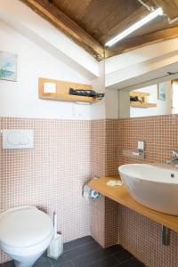韦扎诺利古雷Ara dei Pre, Terre Marine的一间带水槽和卫生间的浴室