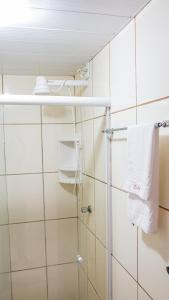 巴纳伊巴温拓斯之门酒店的带淋浴和白色毛巾的浴室