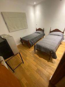 圣达菲Excelente Departamento a 10 cuadras de Bv的客房设有两张床和一台平面电视。