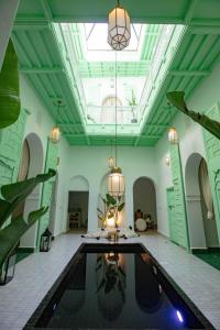 拉巴特Riad Dar Rabiaa的一间大房间,中间设有一个游泳池