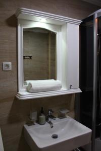 查查克Exceptional Accommodation的一间带水槽和镜子的浴室