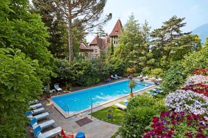 梅拉诺朱莉安酒店的享有庭院游泳池的顶部景色