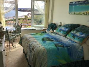 佩恩顿Vista Room with a Sea View的一间卧室设有一张床,享有海景