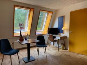 迪弗尔Villa BlauwHemel Diever的客房配有桌椅和书桌。