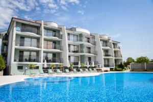 索佐波尔栀子度假公寓的大楼前设有游泳池的酒店