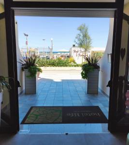 里米尼生活酒店的开放式门,享有庭院的景色