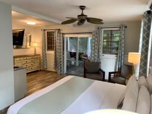 基韦斯特道格拉斯之家酒店的一间卧室设有一张床和一间客厅。